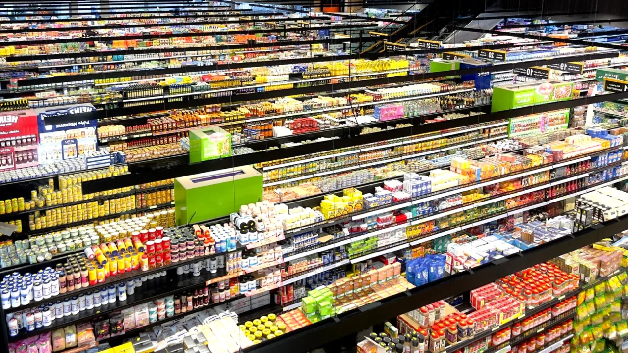 Market rafında promosyonlu ürünler